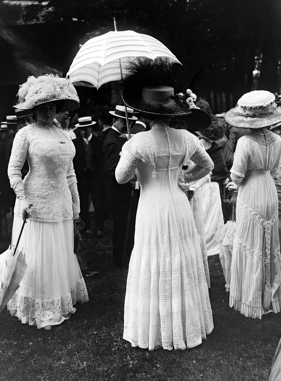 Women in white lace gowns and parasols at the Grand Prix de Paris, 1909